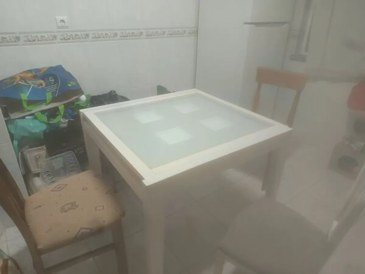 Vendo mesa de cozinha e cadeiras