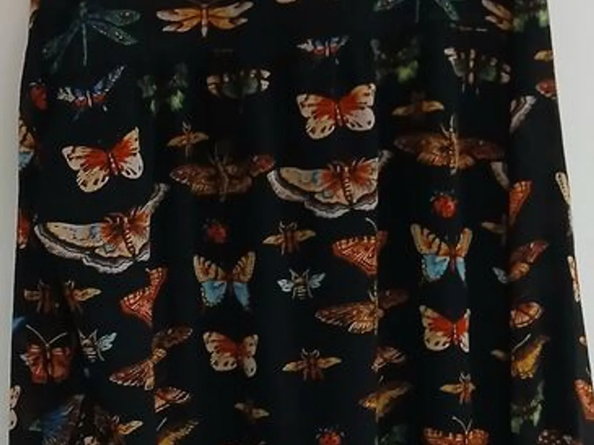 Linda blusa estampada com borboletas. Nova