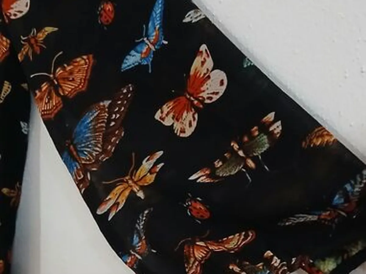 Linda blusa estampada com borboletas. Nova