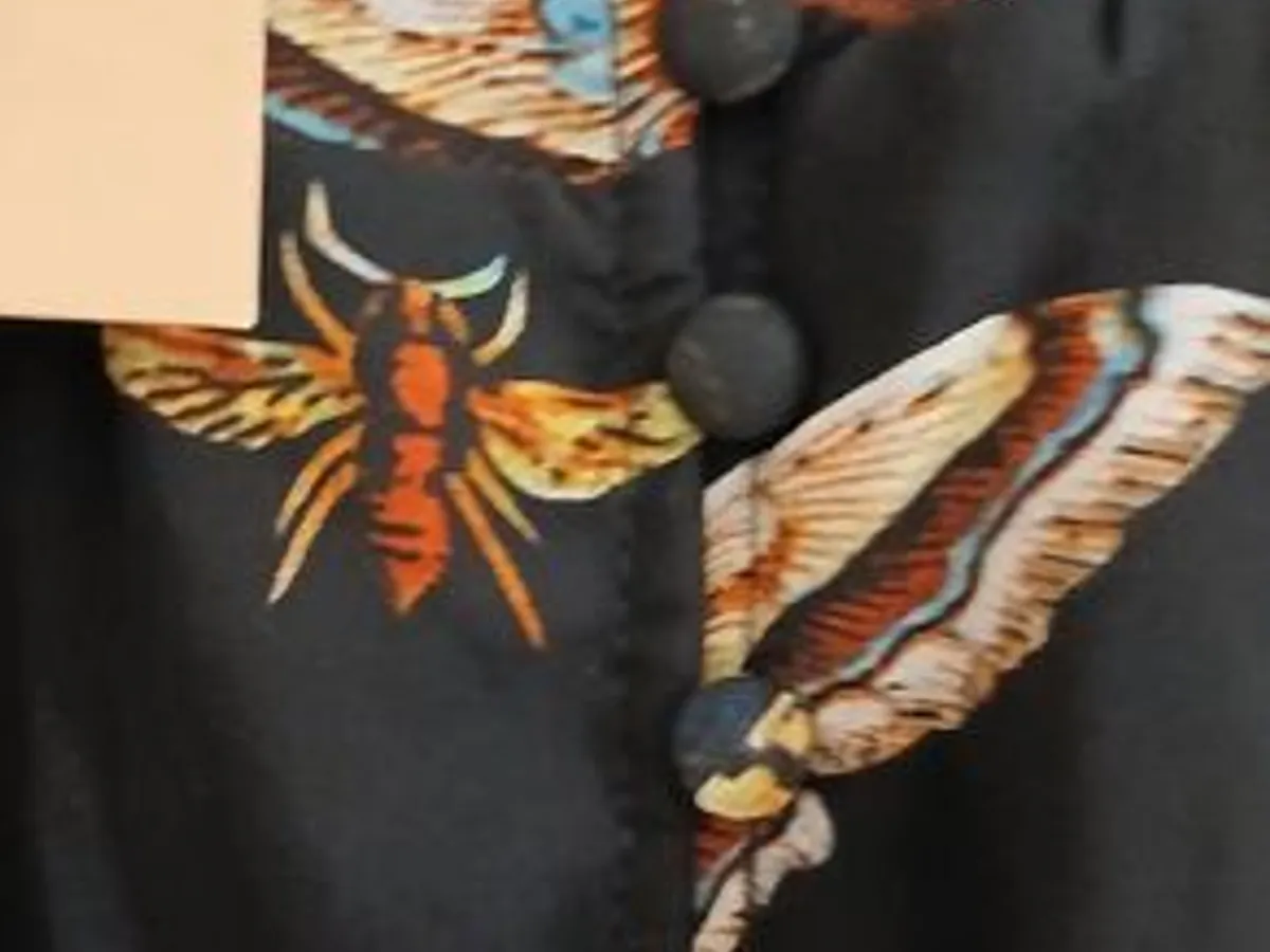 Linda blusa estampada com borboletas. Nova