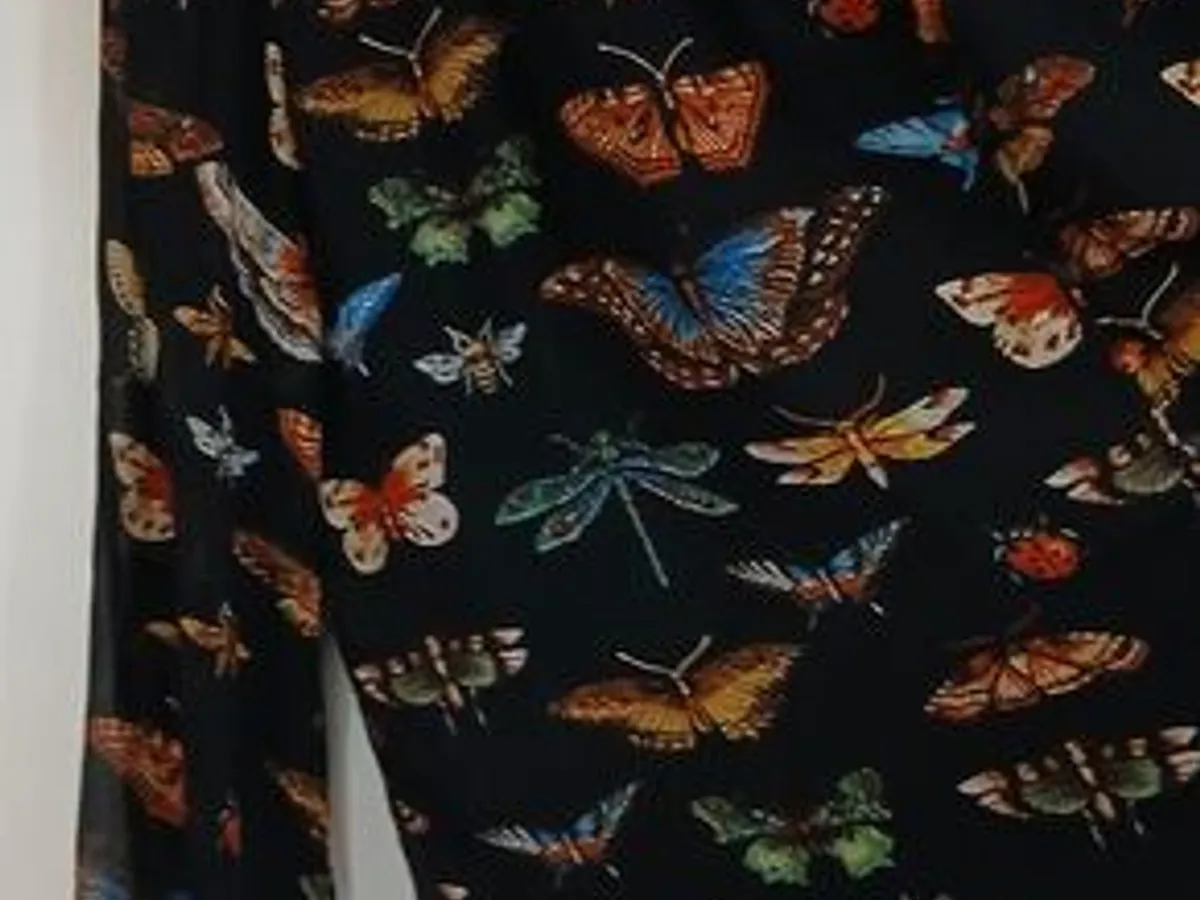 Linda blusa estampada com borboletas. Nova