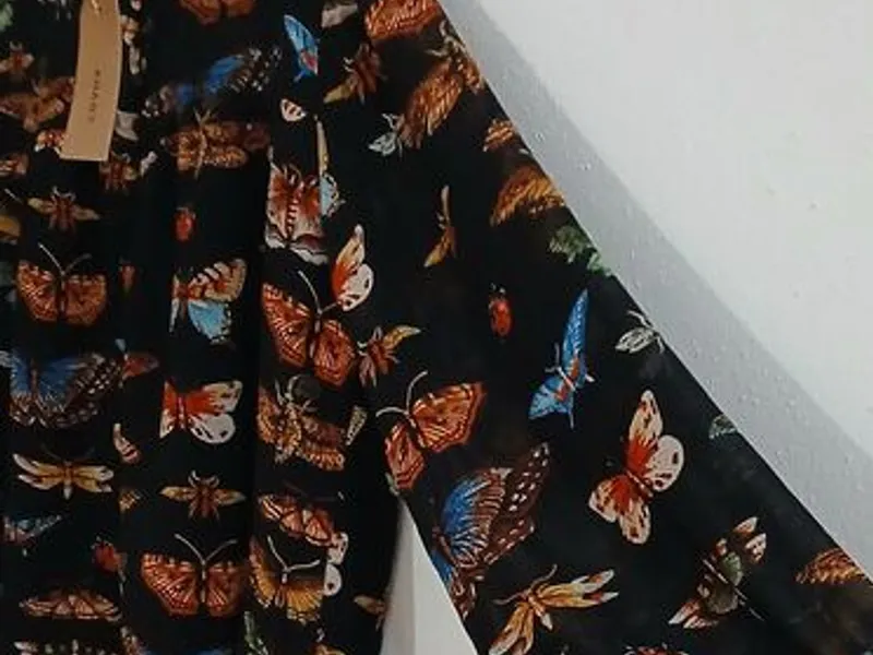 Linda blusa estampada com borboletas. Nova