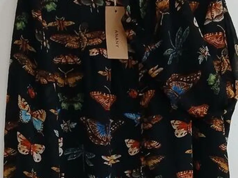 Linda blusa estampada com borboletas. Nova