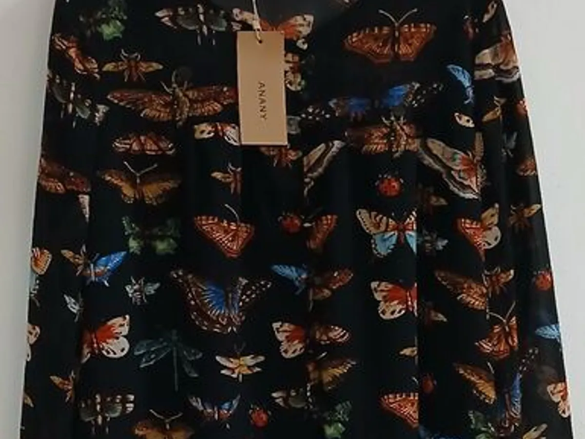 Linda blusa estampada com borboletas. Nova