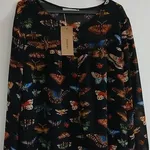 Linda blusa estampada com borboletas. Nova 7