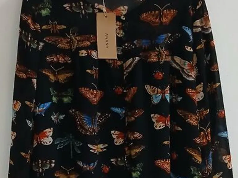 Linda blusa estampada com borboletas. Nova