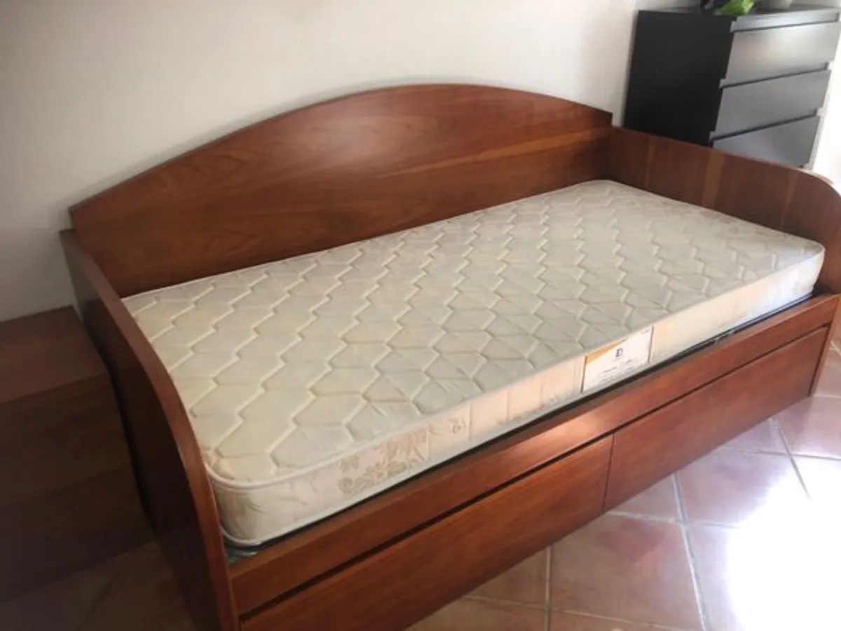 Cama de solteiro ( duas camas com colchões ) 