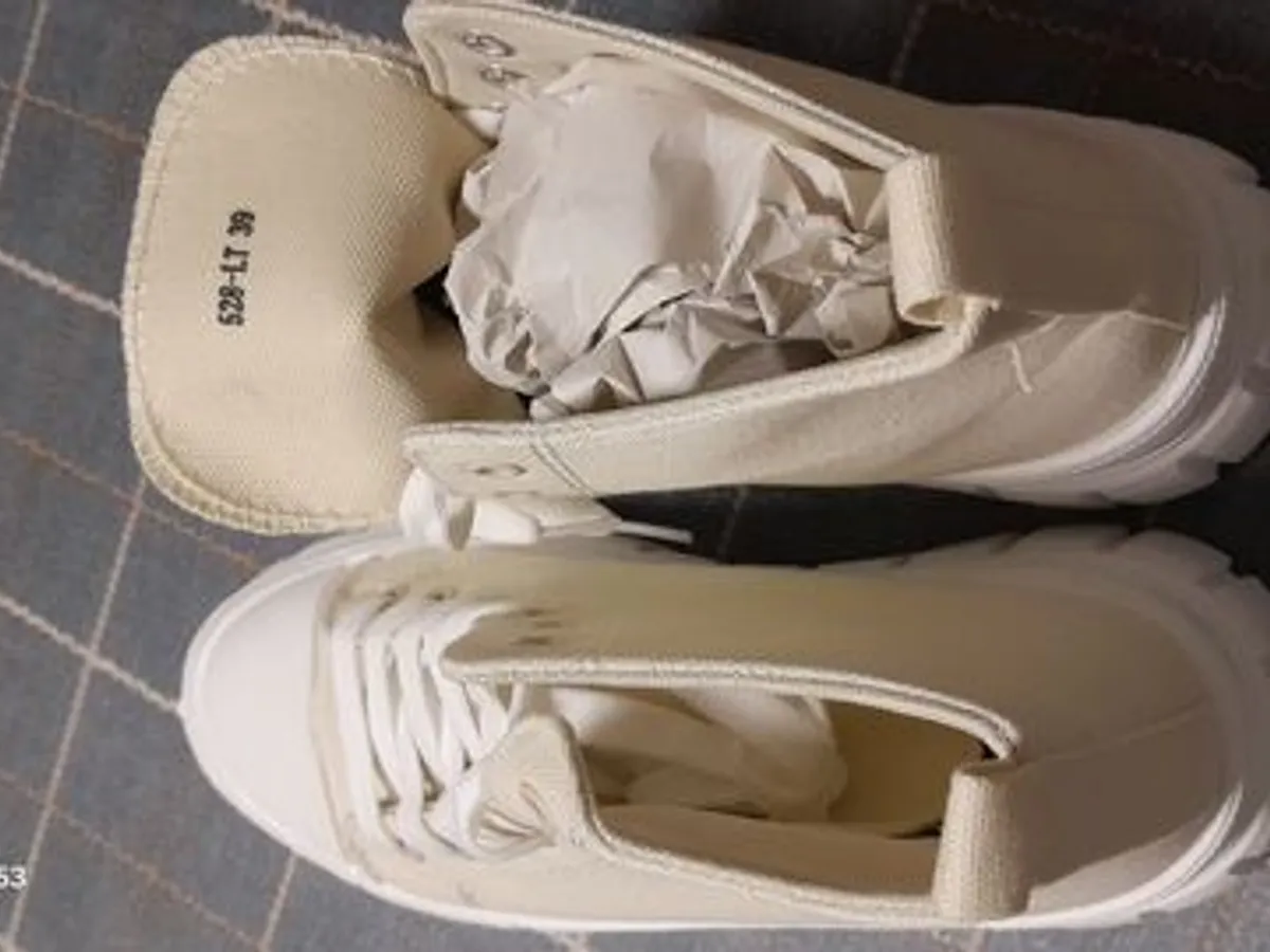 3 pares de sapatos novos