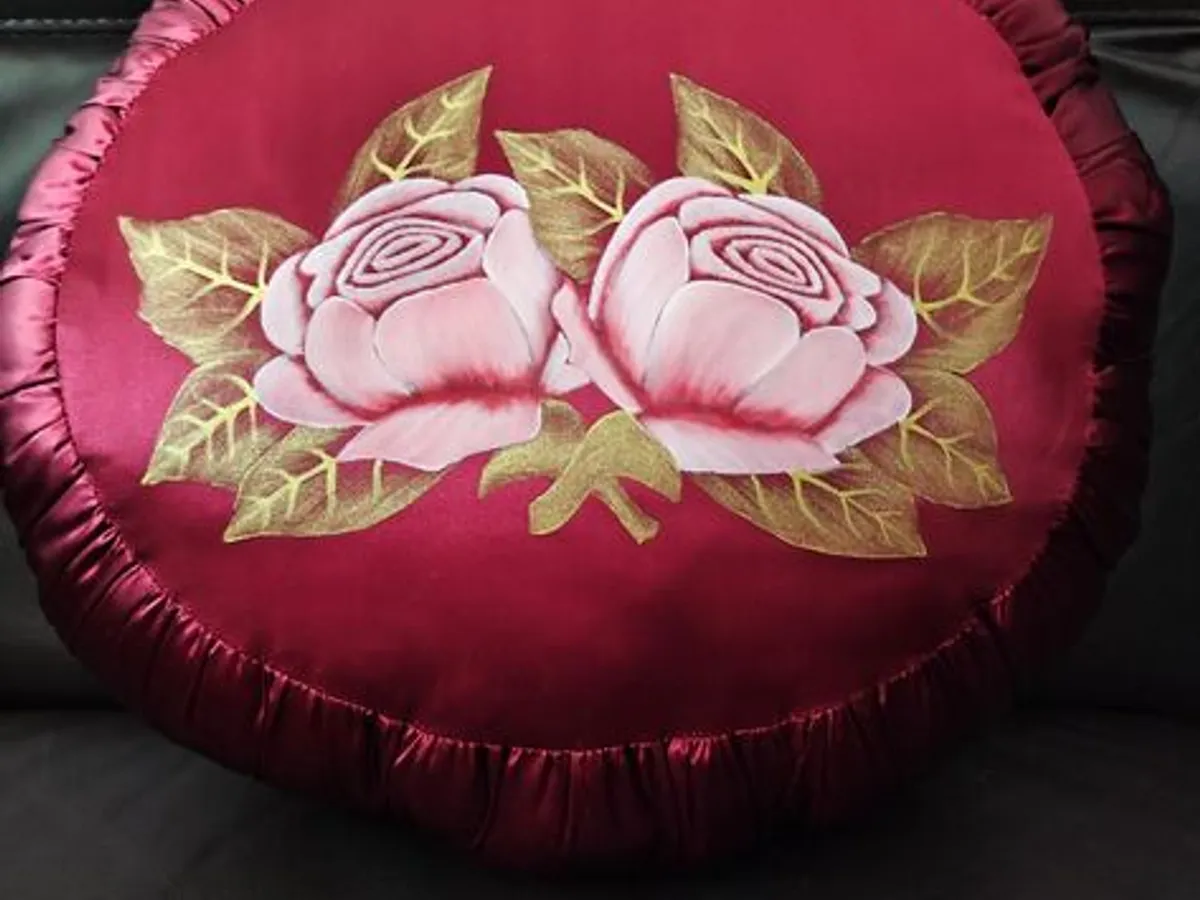 Linda almofada artesanal bordeaux com rosas