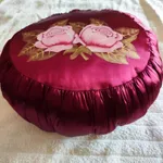 Linda almofada artesanal bordeaux com rosas 2