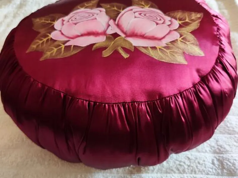 Linda almofada artesanal bordeaux com rosas