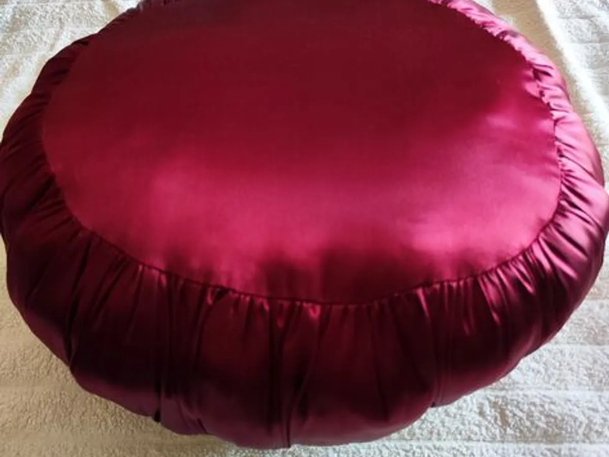 Linda almofada artesanal bordeaux com rosas