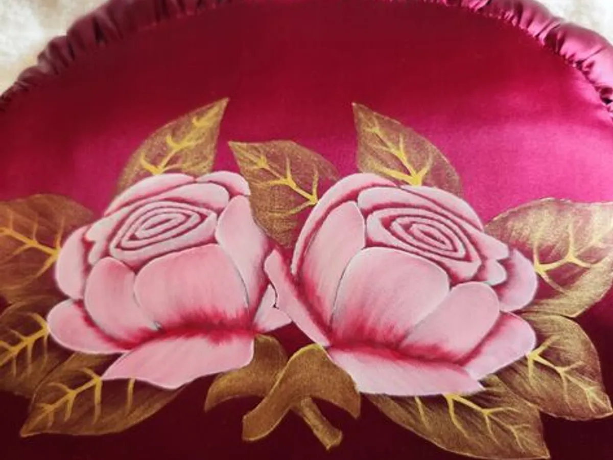 Linda almofada artesanal bordeaux com rosas