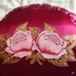 Linda almofada artesanal bordeaux com rosas 4