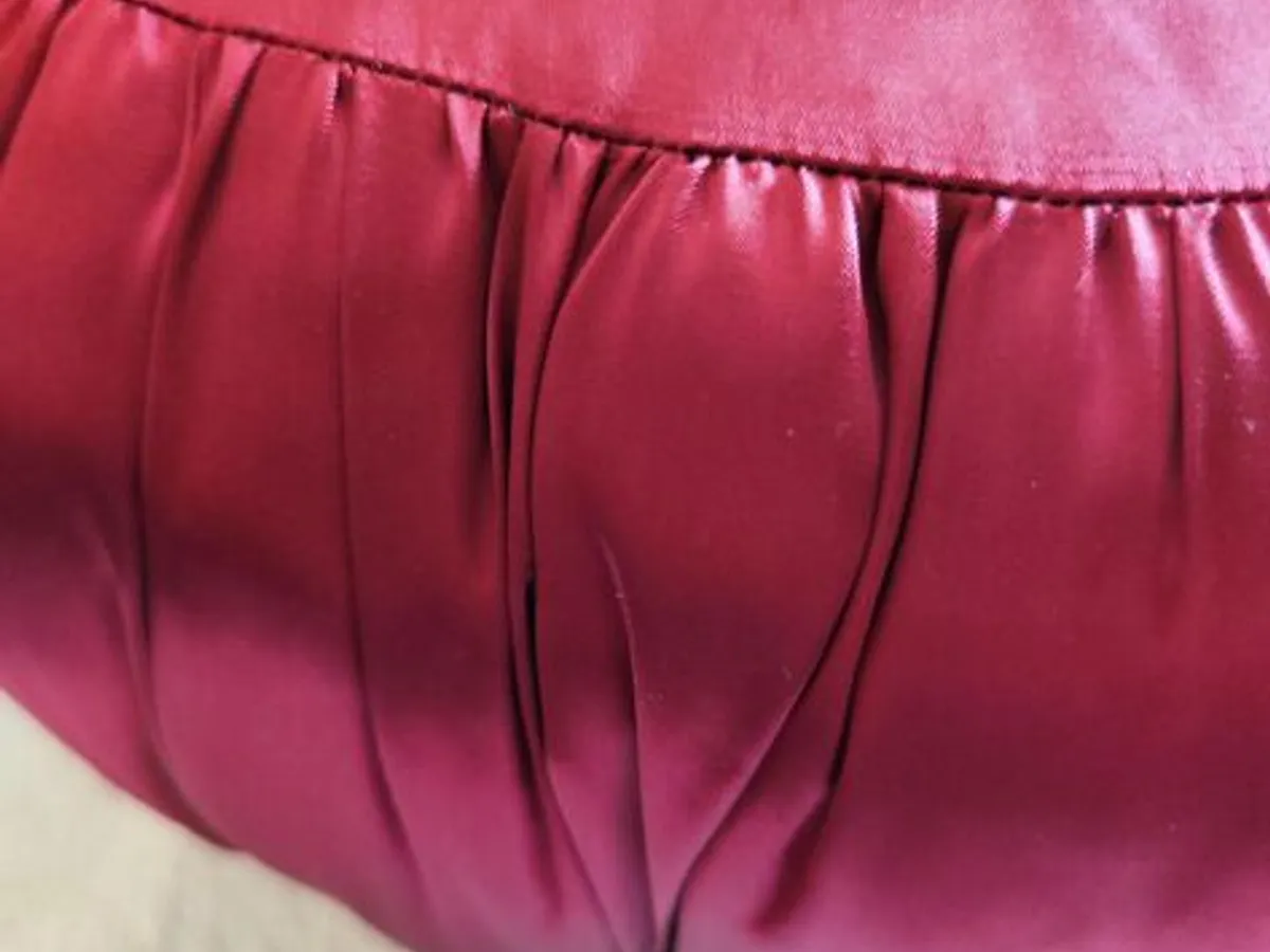 Linda almofada artesanal bordeaux com rosas