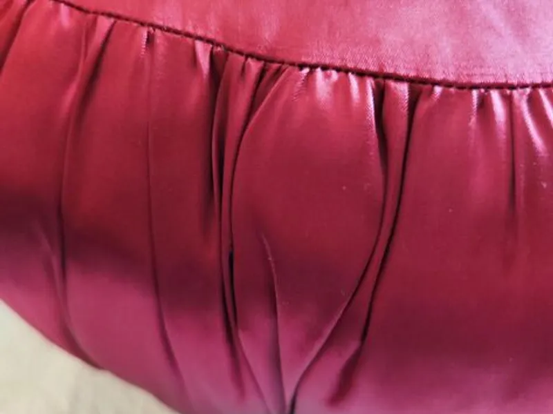 Linda almofada artesanal bordeaux com rosas