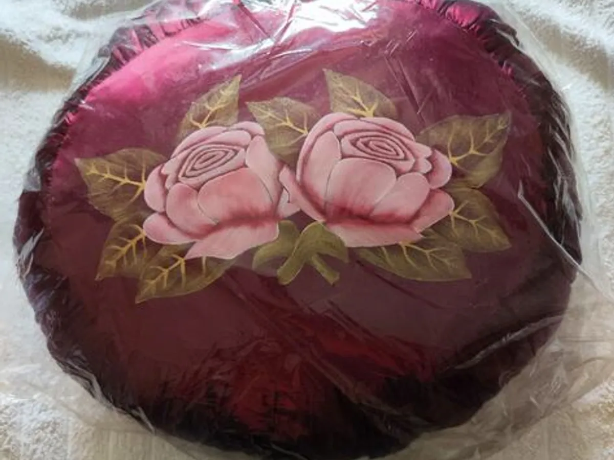 Linda almofada artesanal bordeaux com rosas