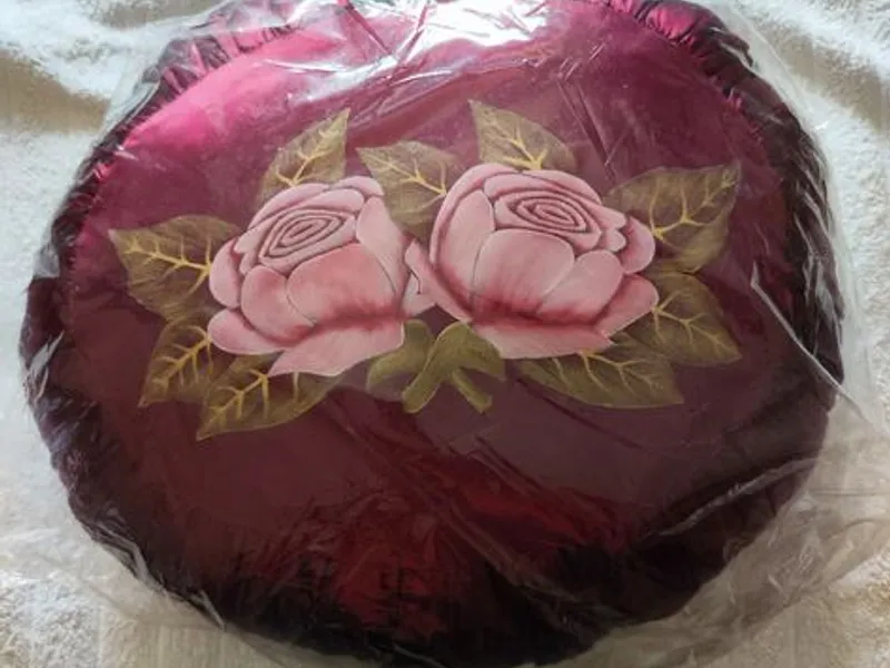 Linda almofada artesanal bordeaux com rosas