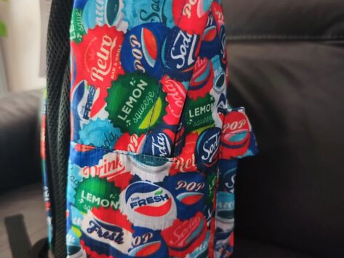 Mochila multicolorida da Ambar da coleção Inverse, NOVA. 