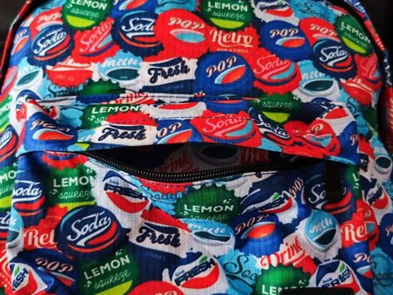 Mochila multicolorida da Ambar da coleção Inverse, NOVA. 