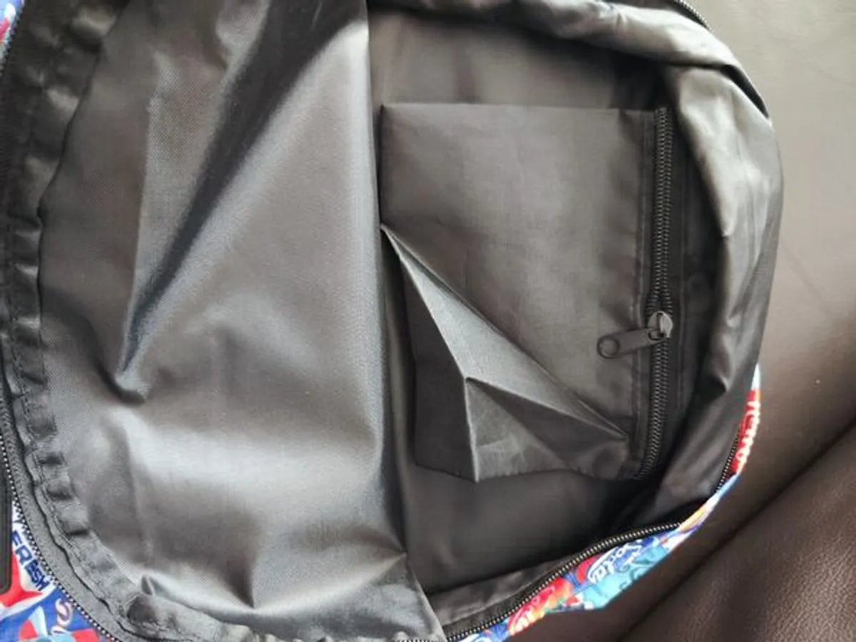 Mochila multicolorida da Ambar da coleção Inverse, NOVA. 