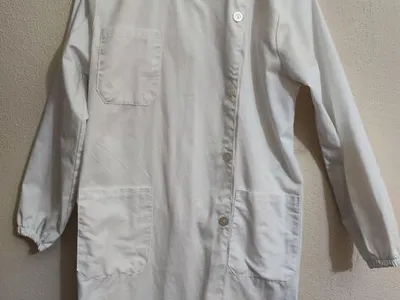 Bata médica ou escolar unisexo em bom estado 