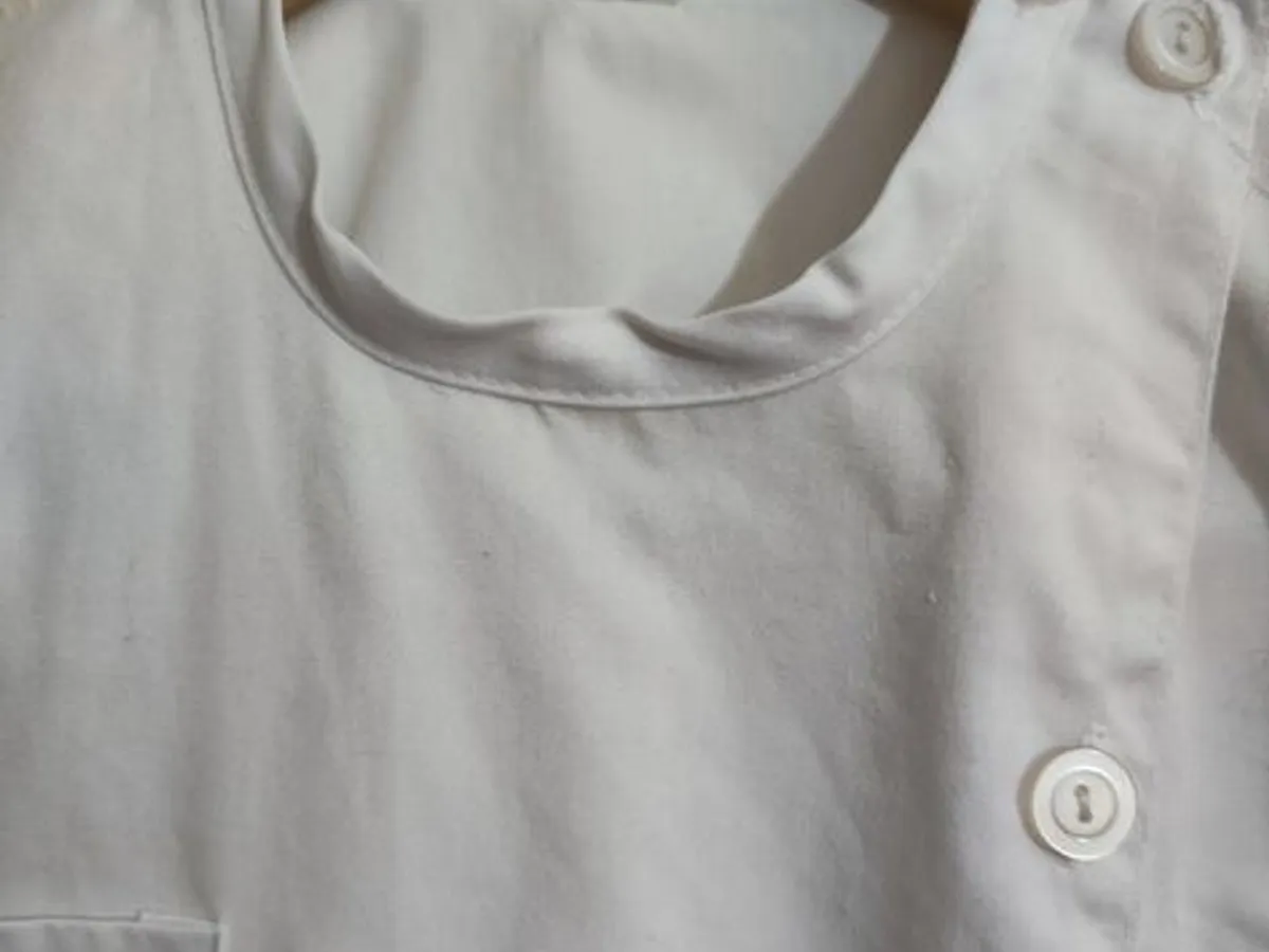 Bata médica ou escolar unisexo em bom estado 