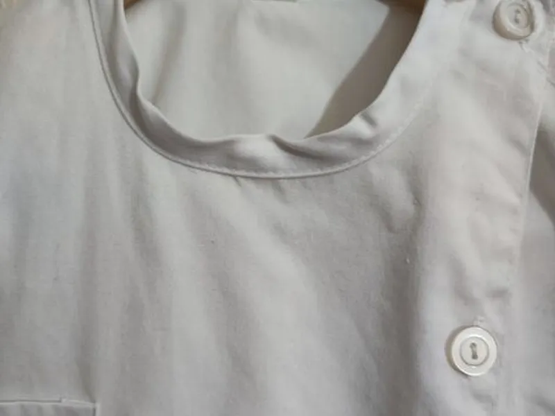 Bata médica ou escolar unisexo em bom estado 