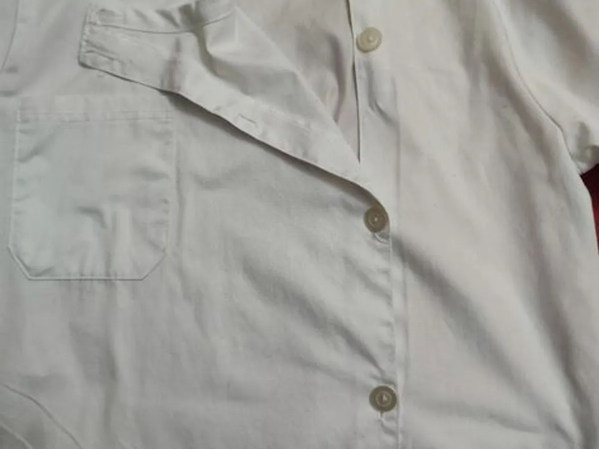 Bata médica ou escolar unisexo em bom estado 