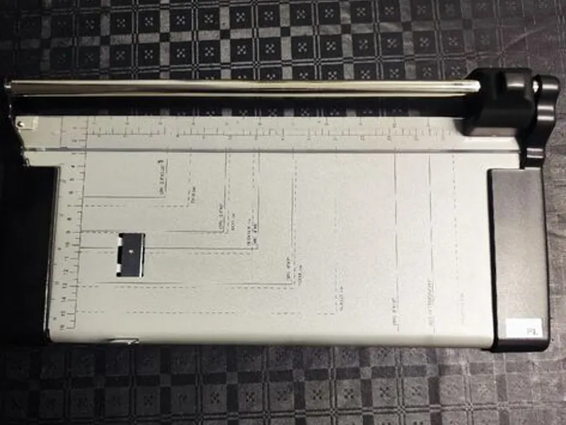 Guilhotina ou cortador rotativo de papel Elepi.