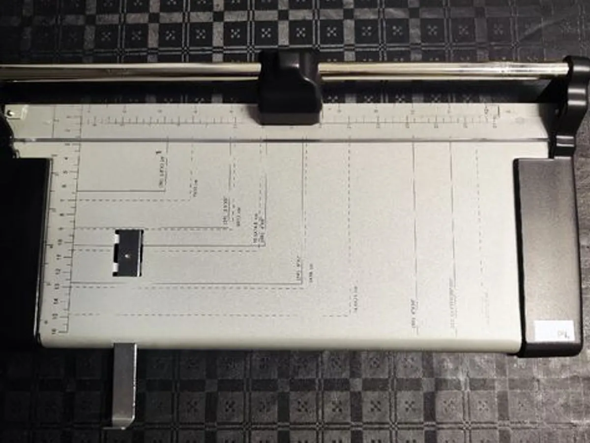 Guilhotina ou cortador rotativo de papel Elepi.
