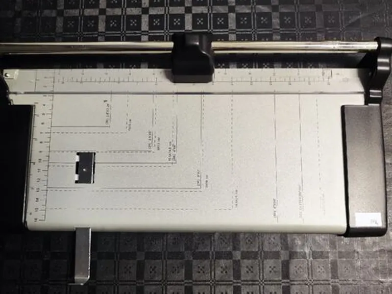Guilhotina ou cortador rotativo de papel Elepi.