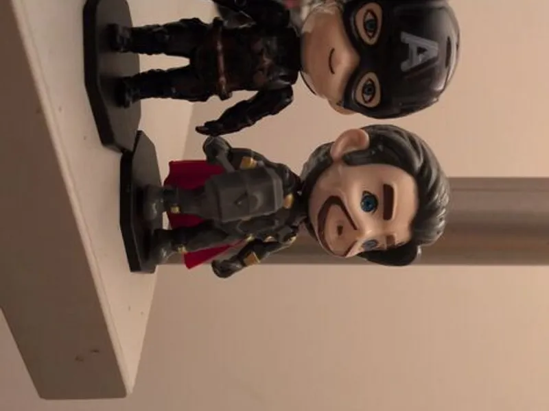 Boneco Avengers mystery box