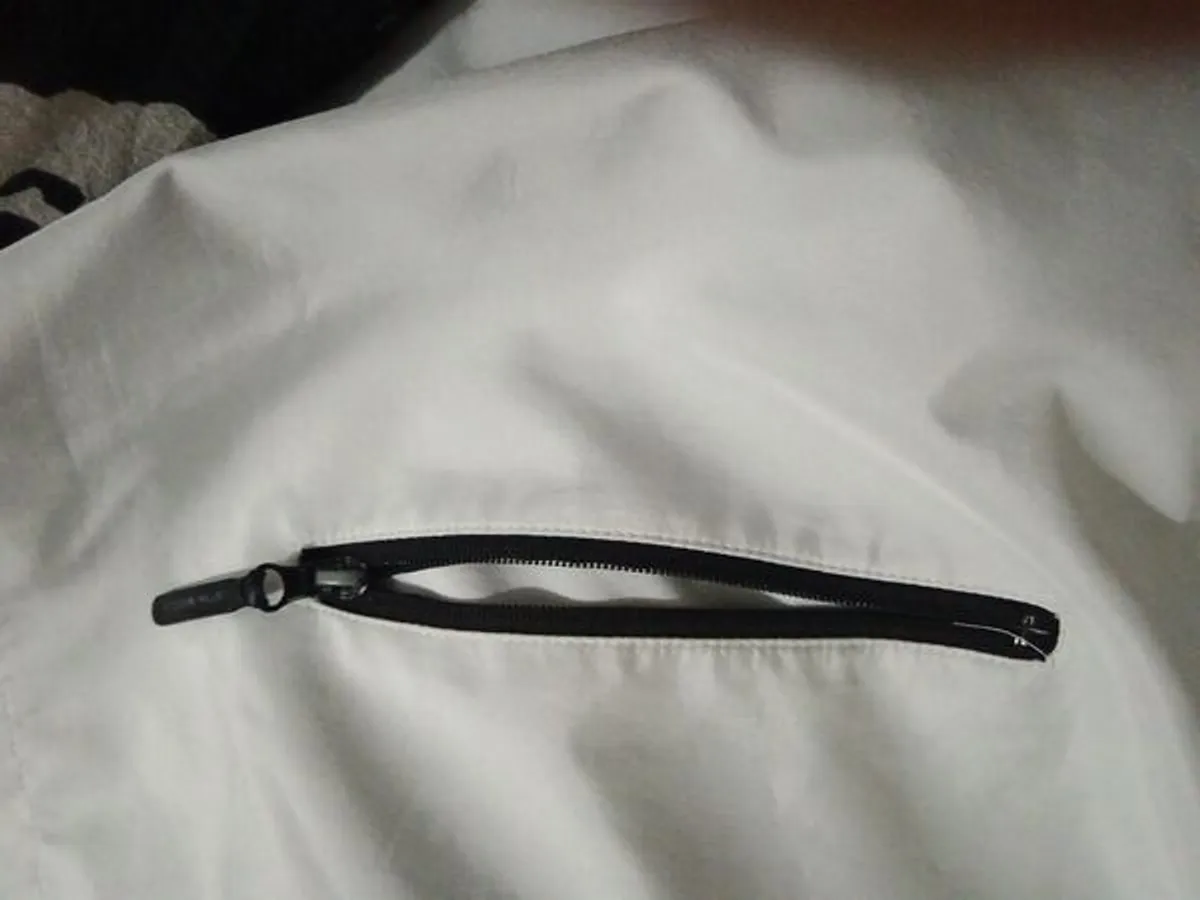 Destaque-se com este  blusão da Armani