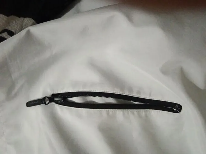 Destaque-se com este  blusão da Armani