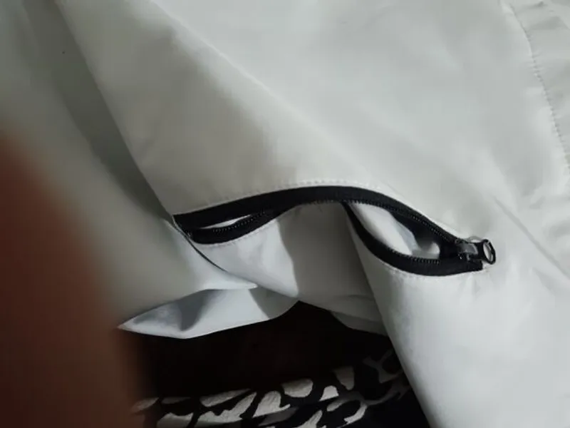 Destaque-se com este  blusão da Armani