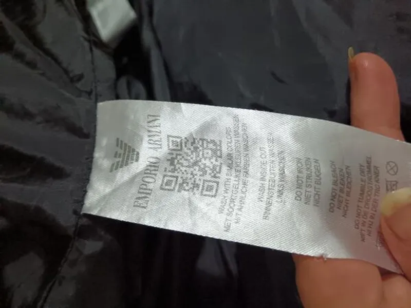 Destaque-se com este  blusão da Armani