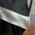 Destaque-se com este  blusão da Armani 8