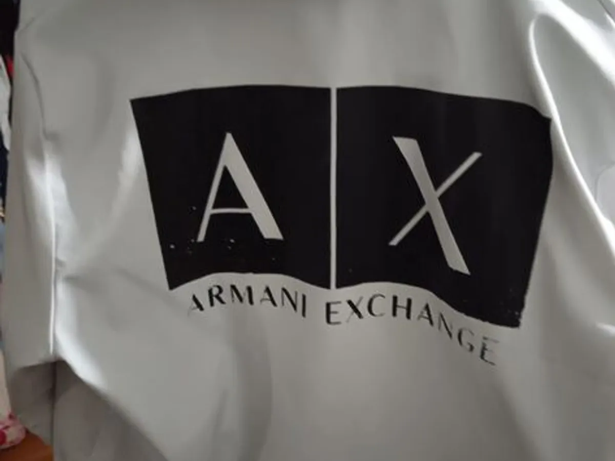 Destaque-se com este  blusão da Armani