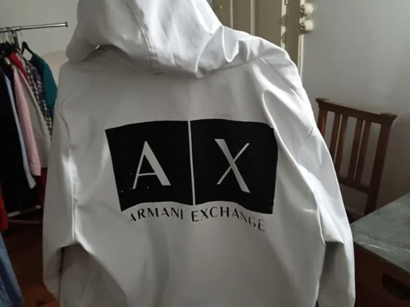 Destaque-se com este  blusão da Armani