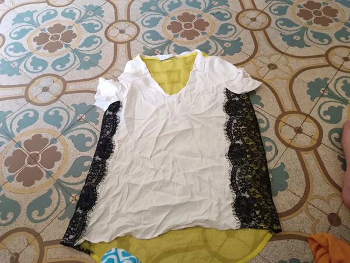 Blusa CAFèNOIR amarela com renda preta – nova