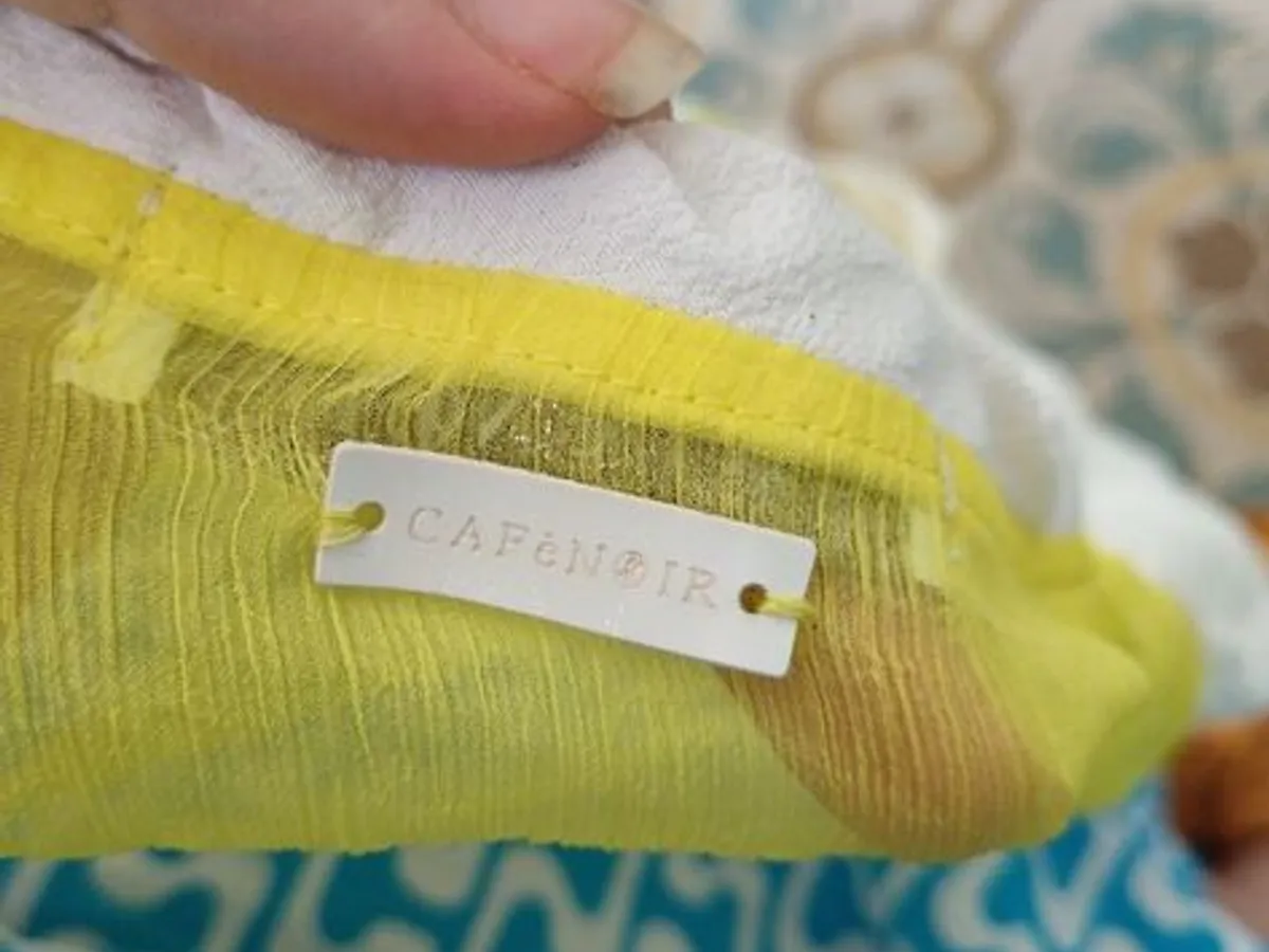 Blusa CAFèNOIR amarela com renda preta – nova