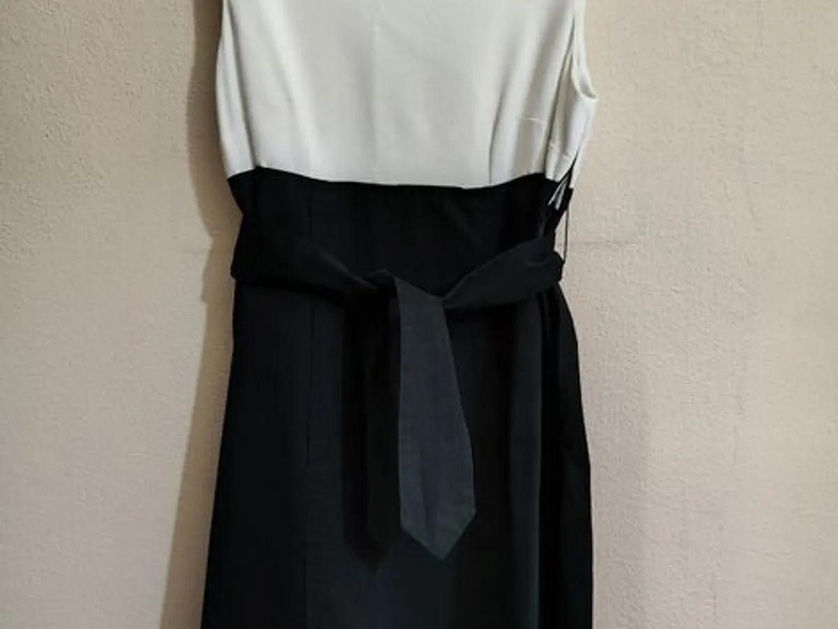 Elegante Vestido Cerimônia/trabalho, branco e preto da Trucco 