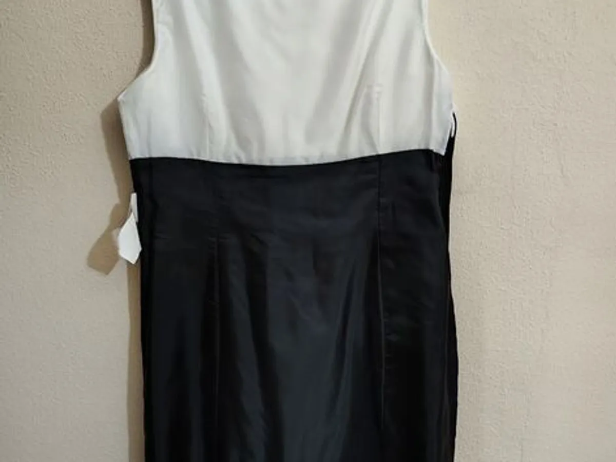 Elegante Vestido Cerimônia/trabalho, branco e preto da Trucco 