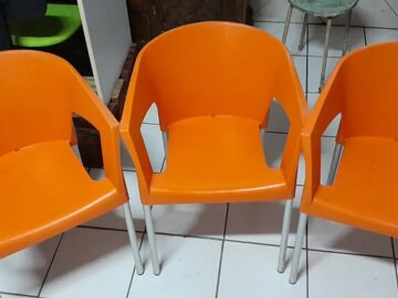 3 cadeiras laranja