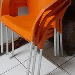 3 cadeiras laranja 2