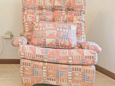 2 sofás individuais com 2 almofadas