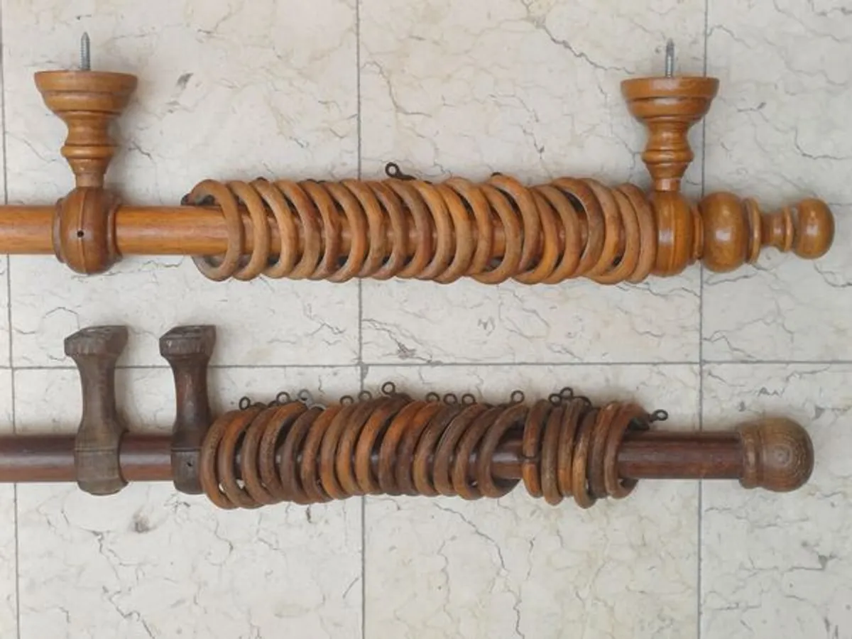 2 varões de madeira para cortinados 