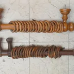 2 varões de madeira para cortinados  1