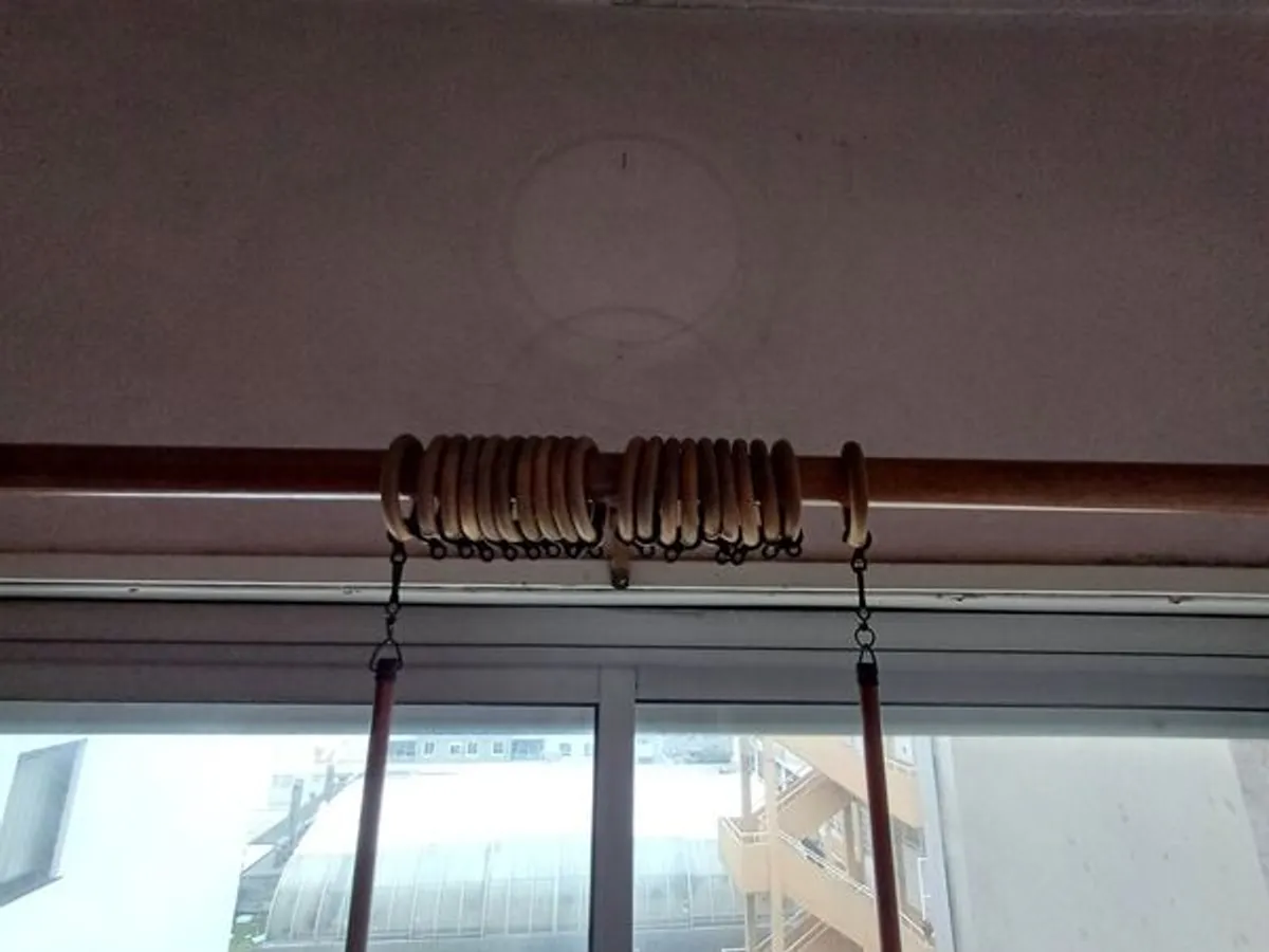 2 varões de madeira para cortinados 